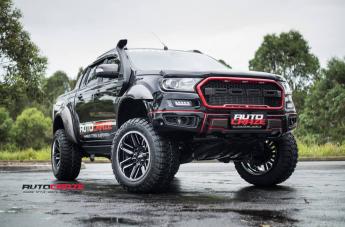 FORD RANGER MO202 GLOSS BLACK MACHINED CENTRE W CHROME LIP